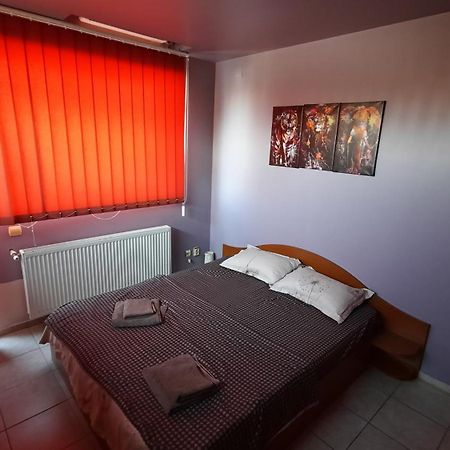 Spacious, Modern Condo In New Villa - Sleeps 6 Bucarest Exterior foto